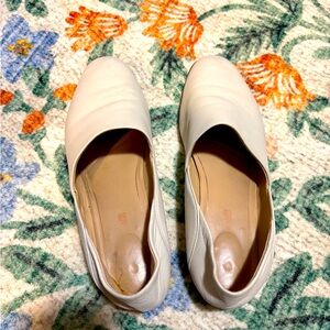 Clarks white leather loafers, size 8 EU 39